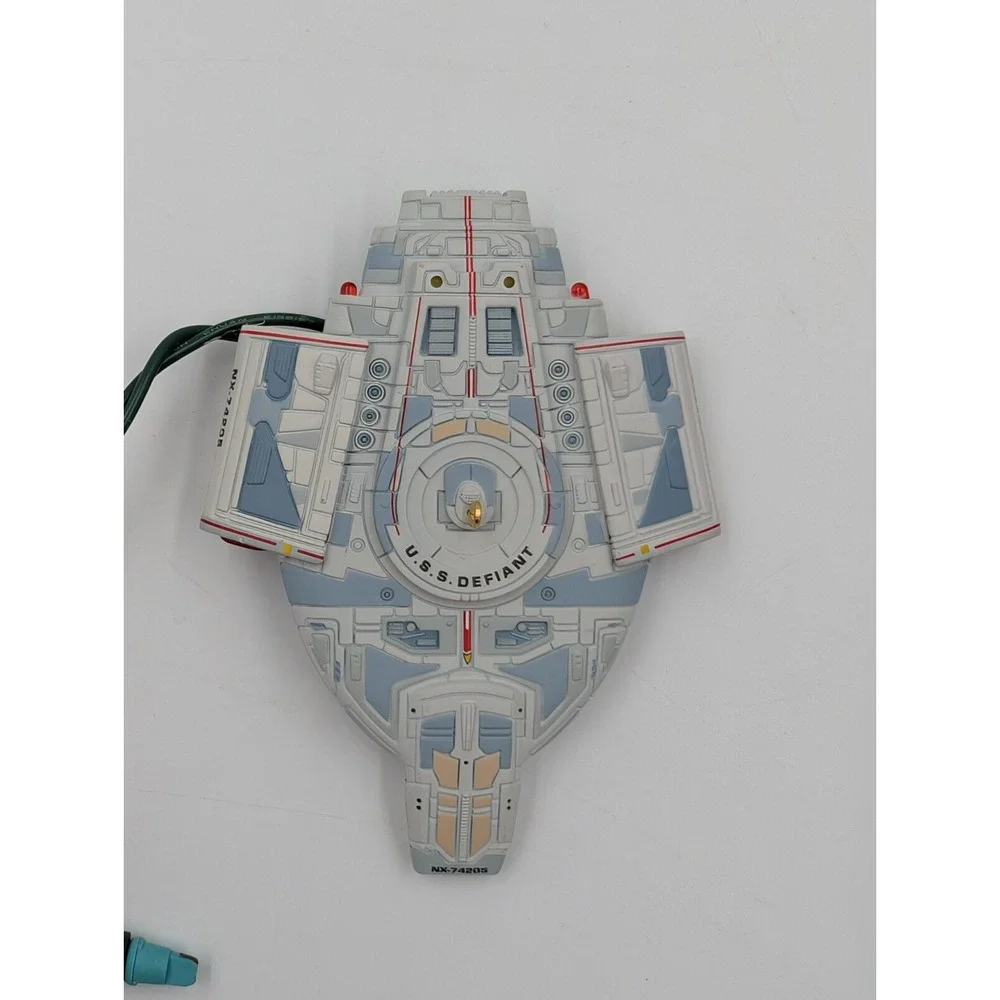 Hallmark Keepsake Ornament Star Trek Deep Space Nine 1997 U.S.S Defiant Light Up